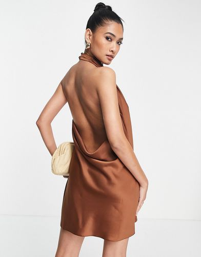 Robe courte dos nu en satin à encolure drapée - Chocolat - Asos Design - Modalova