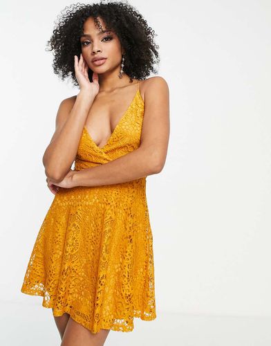 Robe courte de bal de promo en dentelle lacée dans le dos - Moutarde - Asos Design - Modalova