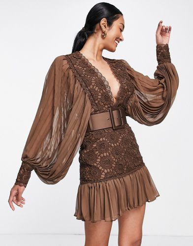Robe courte en dentelle à ceinture en satin avec manches et ourlet plissés - Asos Design - Modalova