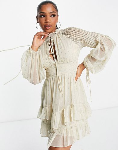 Robe courte en mousseline avec motif jacquard à col montant et nervures sur les manches - Beige - Asos Design - Modalova