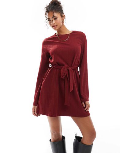 Robe courte en maille torsadée et nouée à la taille - Bordeaux - Asos Design - Modalova