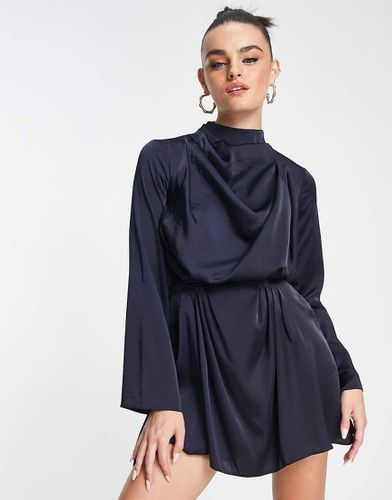 Robe courte en satin à encolure drapée avec plis et dos ouvert - Asos Design - Modalova