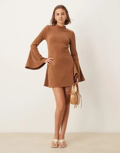 Robe courte en velours côtelé à manches évasées - Gingembre - Asos Design - Modalova