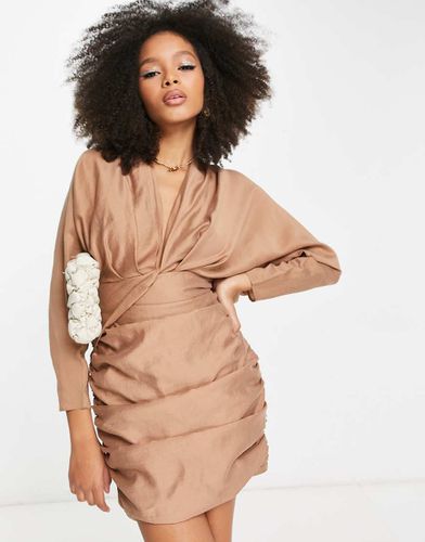 Robe courte froncée à manches longues torsadée sur le devant - Camel délavé - Asos Design - Modalova