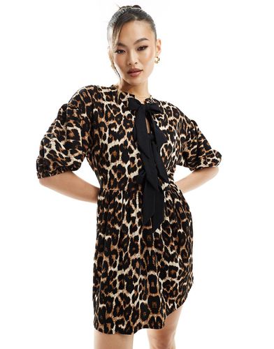 Robe courte nouée sur le devant à imprimé léopard et manches bouffantes - Asos Design - Modalova