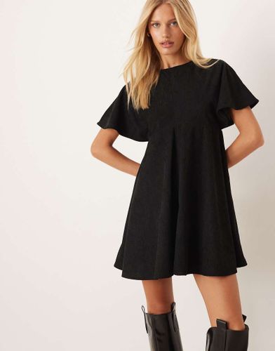 Robe courte style t-shirt en velours côtelé avec coutures apparentes - Asos Design - Modalova