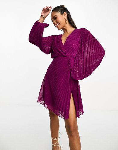 Robe courte portefeuille en mousseline plissée en mousseline plumetis avec boutonnage - foncé - Asos Design - Modalova