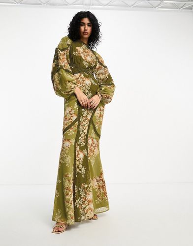 Robe longue coupée en biais à imprimé fleuri avec manches longues et empiècement en dentelle - Vert - Asos Design - Modalova