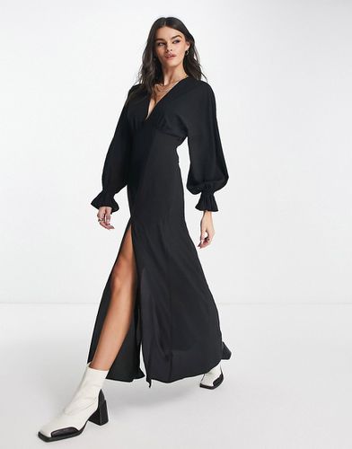 Robe longue à décolleté plongeant et manches chauve-souris - Noir - Asos Design - Modalova