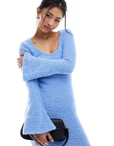 Robe longue à dos échancré et manches ange en maille duveteuse - Bleuet - Asos Design - Modalova