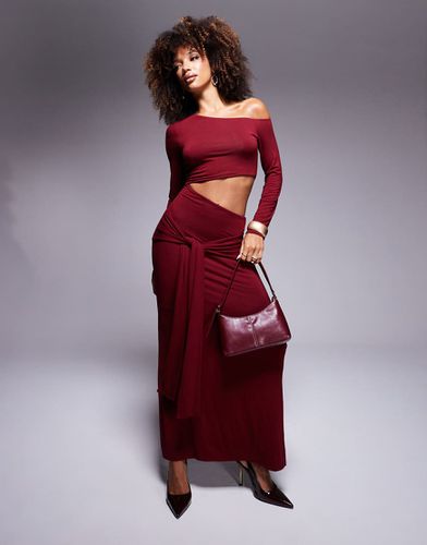 Robe longue à épaules dénudées avec jupe portefeuille - Lie-de-vin - Asos Design - Modalova