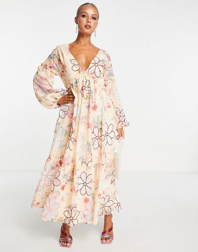 Robe longue avec décolleté plongeant et broderies fleuries sur l'ensemble - Asos Design - Modalova