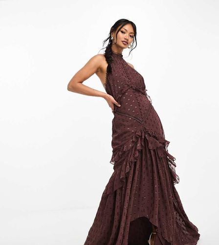 Robe longue dos nu avec empiècements en dentelle, plumetis métallisé et bordures festonnées - Bordeaux - Asos Design - Modalova