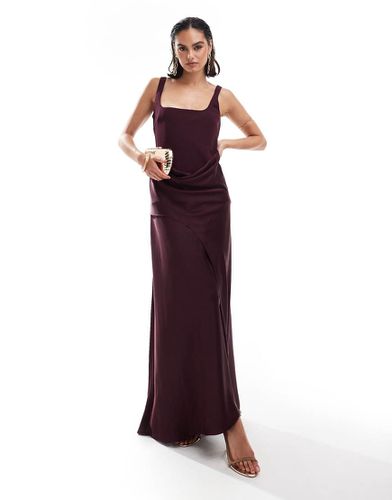 Robe longue en satin avec encolure dégagée et drapé superposé - Bordeaux - Asos Design - Modalova