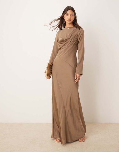 Robe longue en satin et mousseline avec manches longues et col bénitier - Marron vison - Asos Design - Modalova