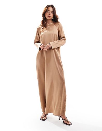 Robe longue et oversize en satin avec col ras de cou - Camel - Asos Design - Modalova