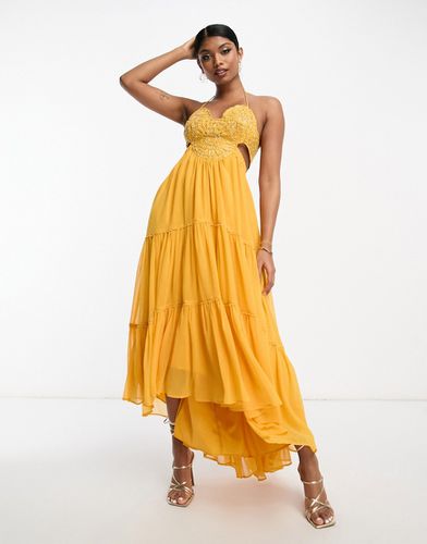 Robe longue étagée à corsage ornementé avec ourlet asymétrique et dos nu - Moutarde - Asos Design - Modalova