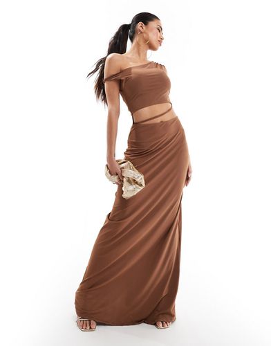 Robe longue froncée à épaules dénudées - Marron caramel - Asos Design - Modalova