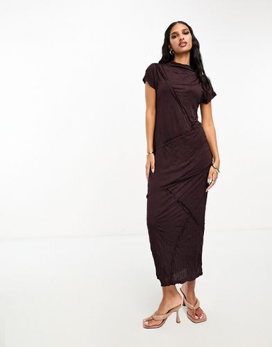 Robe longue satinée et froissée à coutures apparentes - Merlot - Asos Design - Modalova