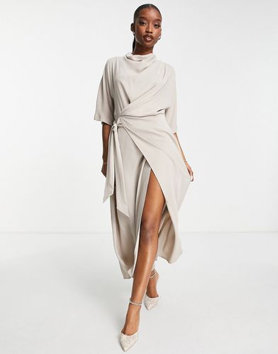 Robe mi-longue à col bénitier avec jupe portefeuille - Taupe - Asos Design - Modalova