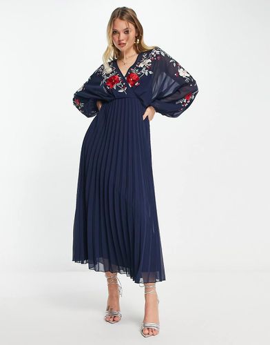 Robe mi-longue blousante brodée et plissée avec dos ouvert - Asos Design - Modalova