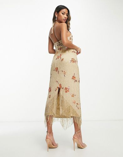 Robe mi-longue dos nu ornée de fleurs en perles fantaisie - Crème - Asos Design - Modalova