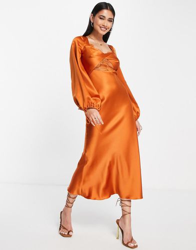 Robe mi-longue en satin coupée en biais à manches longues avec détail en dentelle et torsadé à l'avant - Rouille - Asos Design - Modalova