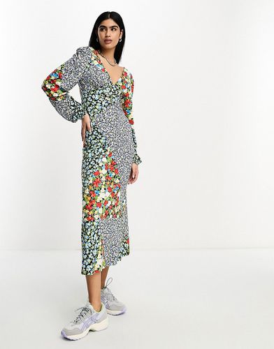 Robe mi-longue manches longues à col en V et imprimé varié - Asos Design - Modalova