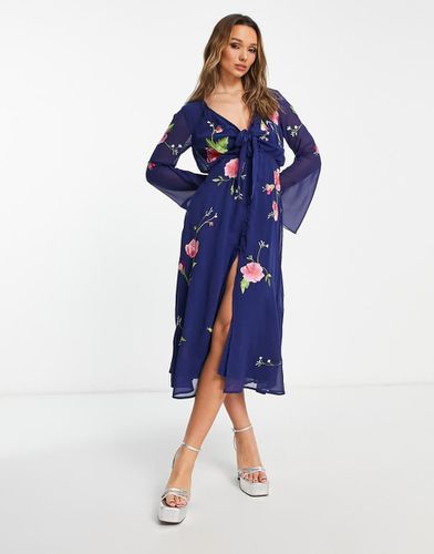 Robe mi-longue nouée devant à fermeture boutonnée et fleurs brodées - Asos Design - Modalova