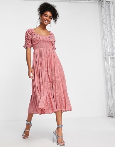 Robe mi-longue plissée en tissu façonné avec décolleté et taille froncés - sombre - Asos Design - Modalova