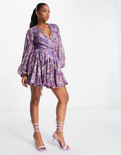 Robe portefeuille courte à motif cachemire avec manches ballon et liens à la taille - Violet - Asos Design - Modalova