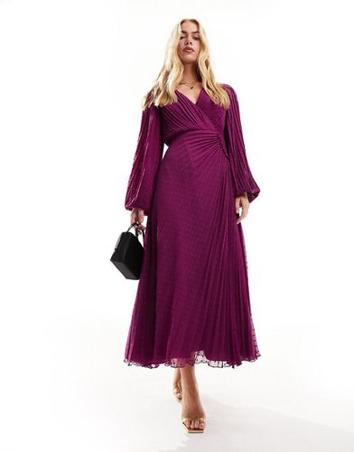 Robe portefeuille longue en mousseline plissée en mousseline plumetis avec boutonnage - magenta - Asos Design - Modalova