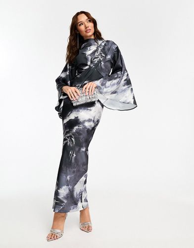 Robe portefeuille longue en satin avec corsage drapé et manches kimono - Imprimé abstrait noir et blanc - Asos Design - Modalova
