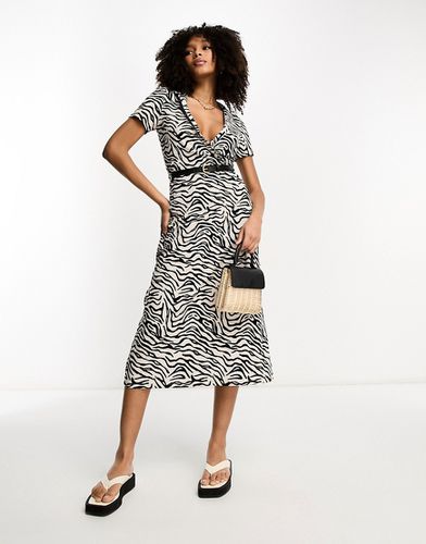 Robe portefeuille mi-longue à manches courtes avec ceinture et imprimé zébrures - Noir et blanc - Asos Design - Modalova