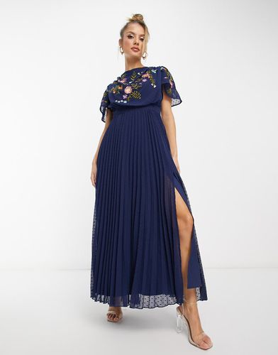 Robe plissée mi-longue en plumetis à broderies et col bénitier - Asos Design - Modalova