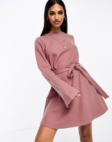 Robe pull courte fluide ultra douce à manches évasées avec ceinture - poudré - Asos Design - Modalova