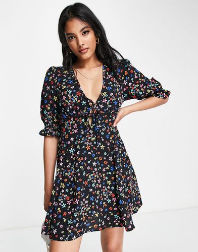 Robe rétro courte nouée devant à godets - Base noire fleurie - Asos Design - Modalova