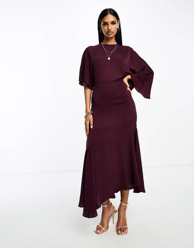 Robe satinée mi-longue à ourlet asymétrique et manches évasées - Bordeaux - Asos Design - Modalova