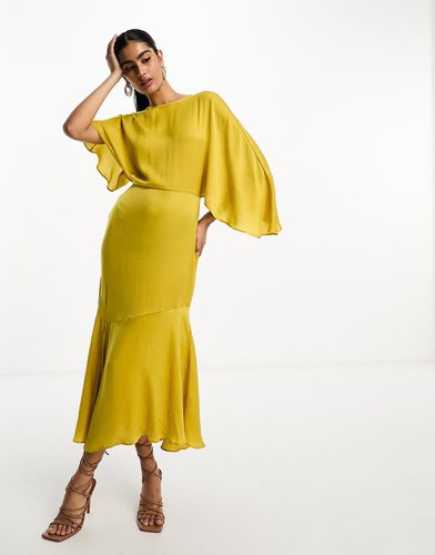 Robe satinée mi-longue à ourlet asymétrique et manches évasées - Moutarde - Asos Design - Modalova