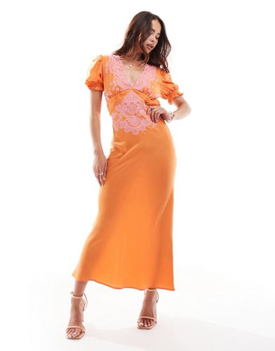 Robe satinée mi-longue à broderies lilas - Orange - Asos Design - Modalova