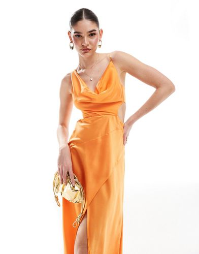 Robe satinée longueur mollet à col bénitier avec découpe à la taille et ourlet asymétrique - Orange - Asos Design - Modalova