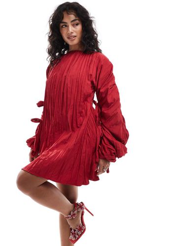 Robe structurée courte en satin froissé avec manches cocon à détails noués - Asos Design - Modalova