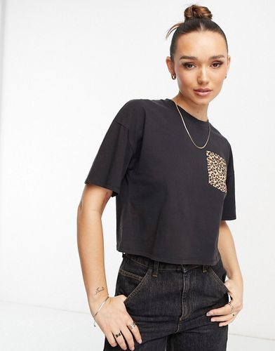 T-shirt avec poche à imprimé léopard - Noir délavé - Asos Design - Modalova