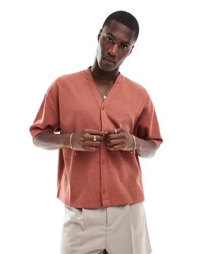 T-shirt boutonné oversize en tissu texturé avec col style baseball - Terracotta - Asos Design - Modalova