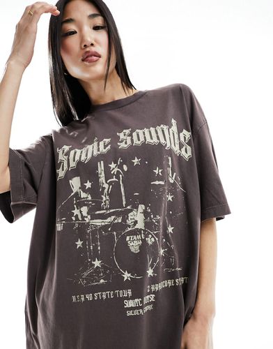 T-shirt coupe boyfriend avec logo clouté Sonic Sounds style années 70 - Marron délavé - Asos Design - Modalova