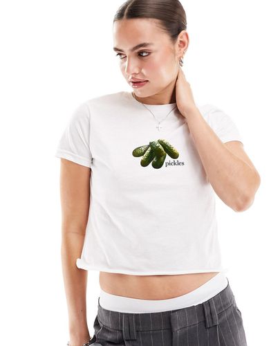 T-shirt court à motif cornichons - Asos Design - Modalova