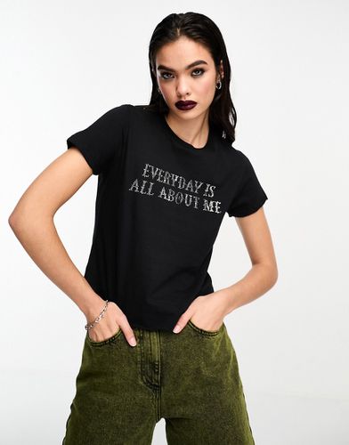 T-shirt crop top à imprimé clouté Wednesday Addams sous licence - Asos Design - Modalova