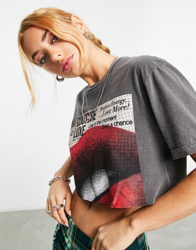 T-shirt crop top ample à motif lèvres style collage - Anthracite délavé - Asos Design - Modalova