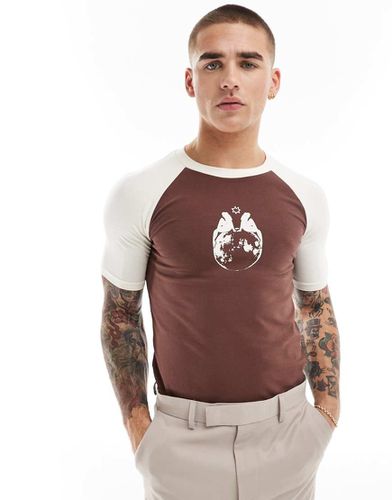 T-shirt crop top moulant avec manches raglan et imprimé sur la poitrine - Marron - Asos Design - Modalova