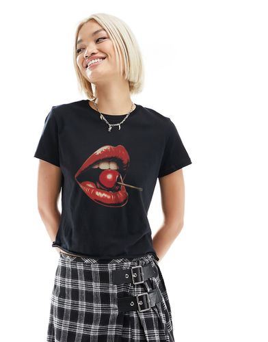 T-shirt effet rétréci à imprimé lèvres et cerise - Asos Design - Modalova